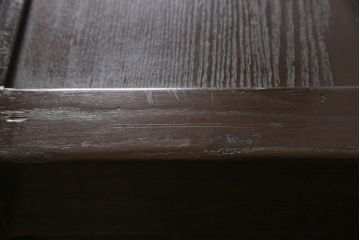 ビンテージ家具　和製ヴィンテージ　総無垢材　ニレ材　重厚感と和の趣あふれる佇まいが魅力の水屋箪笥(収納棚、戸棚、サイドキャビネット、食器棚)(R-059018)