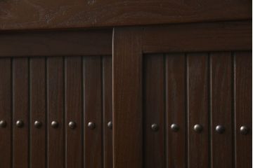 ビンテージ家具　和製ヴィンテージ　総無垢材　ニレ材　重厚感と和の趣あふれる佇まいが魅力の水屋箪笥(収納棚、戸棚、サイドキャビネット、食器棚)(R-059018)