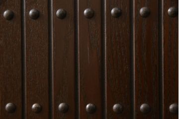 ビンテージ家具　和製ヴィンテージ　総無垢材　ニレ材　重厚感と和の趣あふれる佇まいが魅力の水屋箪笥(収納棚、戸棚、サイドキャビネット、食器棚)(R-059018)