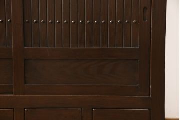ビンテージ家具　和製ヴィンテージ　総無垢材　ニレ材　重厚感と和の趣あふれる佇まいが魅力の水屋箪笥(収納棚、戸棚、サイドキャビネット、食器棚)(R-059018)