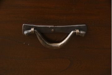 ビンテージ家具　和製ヴィンテージ　総無垢材　ニレ材　重厚感と和の趣あふれる佇まいが魅力の水屋箪笥(収納棚、戸棚、サイドキャビネット、食器棚)(R-059018)