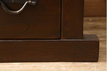 ビンテージ家具　和製ヴィンテージ　総無垢材　ニレ材　重厚感と和の趣あふれる佇まいが魅力の水屋箪笥(収納棚、戸棚、サイドキャビネット、食器棚)(R-059018)