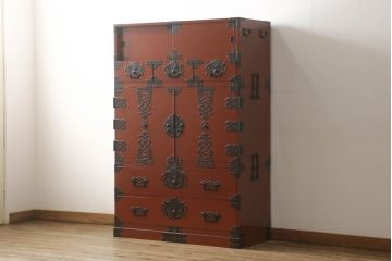 和製ビンテージ　黒い手打ち金具と朱塗りのコントラストが美しい米沢箪笥(総桐箪笥、民芸箪笥、着物箪笥、衣装タンス、和たんす、ヴィンテージ)(R-059019)