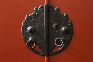 和製ビンテージ　黒い手打ち金具と朱塗りのコントラストが美しい米沢箪笥(総桐箪笥、民芸箪笥、着物箪笥、衣装タンス、和たんす、ヴィンテージ)(R-059019)
