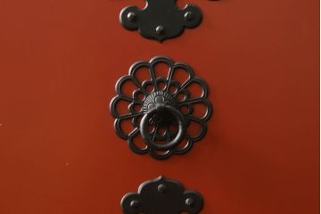 和製ビンテージ　黒い手打ち金具と朱塗りのコントラストが美しい米沢箪笥(総桐箪笥、民芸箪笥、着物箪笥、衣装タンス、和たんす、ヴィンテージ)(R-059019)