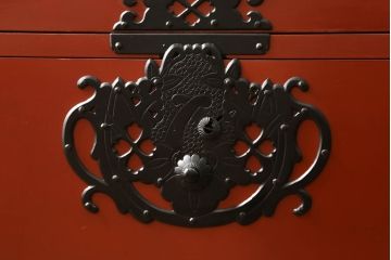 和製ビンテージ　黒い手打ち金具と朱塗りのコントラストが美しい米沢箪笥(総桐箪笥、民芸箪笥、着物箪笥、衣装タンス、和たんす、ヴィンテージ)(R-059019)