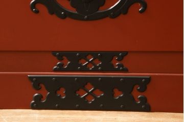 和製ビンテージ　黒い手打ち金具と朱塗りのコントラストが美しい米沢箪笥(総桐箪笥、民芸箪笥、着物箪笥、衣装タンス、和たんす、ヴィンテージ)(R-059019)