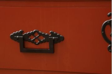 和製ビンテージ　黒い手打ち金具と朱塗りのコントラストが美しい米沢箪笥(総桐箪笥、民芸箪笥、着物箪笥、衣装タンス、和たんす、ヴィンテージ)(R-059019)