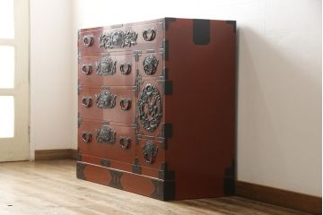 和製ビンテージ　美品　漆塗り　朱塗り　中桐　黒い金具とのコントラストが鮮明な仙台箪笥(定価約100万円)(引き出し、収納箪笥、和箪笥、整理タンス、チェスト、ヴィンテージ)(R-059023)