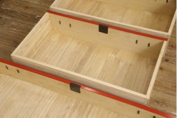 和製ビンテージ　美品　漆塗り　朱塗り　中桐　黒い金具とのコントラストが鮮明な仙台箪笥(定価約100万円)(引き出し、収納箪笥、和箪笥、整理タンス、チェスト、ヴィンテージ)(R-059023)