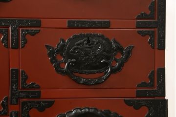 和製ビンテージ　美品　漆塗り　朱塗り　中桐　黒い金具とのコントラストが鮮明な仙台箪笥(定価約100万円)(引き出し、収納箪笥、和箪笥、整理タンス、チェスト、ヴィンテージ)(R-059023)