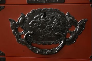 和製ビンテージ　美品　漆塗り　朱塗り　中桐　黒い金具とのコントラストが鮮明な仙台箪笥(定価約100万円)(引き出し、収納箪笥、和箪笥、整理タンス、チェスト、ヴィンテージ)(R-059023)