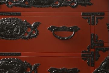 和製ビンテージ　美品　漆塗り　朱塗り　中桐　黒い金具とのコントラストが鮮明な仙台箪笥(定価約100万円)(引き出し、収納箪笥、和箪笥、整理タンス、チェスト、ヴィンテージ)(R-059023)