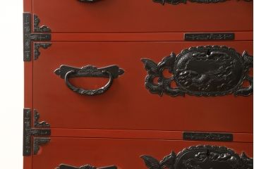 和製ビンテージ　美品　漆塗り　朱塗り　中桐　黒い金具とのコントラストが鮮明な仙台箪笥(定価約100万円)(引き出し、収納箪笥、和箪笥、整理タンス、チェスト、ヴィンテージ)(R-059023)