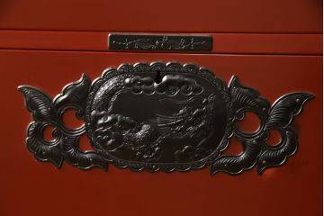 和製ビンテージ　美品　漆塗り　朱塗り　中桐　黒い金具とのコントラストが鮮明な仙台箪笥(定価約100万円)(引き出し、収納箪笥、和箪笥、整理タンス、チェスト、ヴィンテージ)(R-059023)