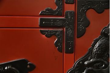 和製ビンテージ　美品　漆塗り　朱塗り　中桐　黒い金具とのコントラストが鮮明な仙台箪笥(定価約100万円)(引き出し、収納箪笥、和箪笥、整理タンス、チェスト、ヴィンテージ)(R-059023)