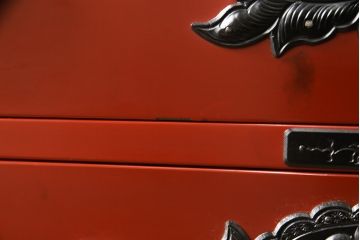 和製ビンテージ　美品　漆塗り　朱塗り　中桐　黒い金具とのコントラストが鮮明な仙台箪笥(定価約100万円)(引き出し、収納箪笥、和箪笥、整理タンス、チェスト、ヴィンテージ)(R-059023)