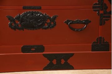 和製ビンテージ　美品　漆塗り　朱塗り　中桐　黒い金具とのコントラストが鮮明な仙台箪笥(定価約100万円)(引き出し、収納箪笥、和箪笥、整理タンス、チェスト、ヴィンテージ)(R-059023)