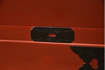 和製ビンテージ　美品　漆塗り　朱塗り　中桐　黒い金具とのコントラストが鮮明な仙台箪笥(定価約100万円)(引き出し、収納箪笥、和箪笥、整理タンス、チェスト、ヴィンテージ)(R-059023)