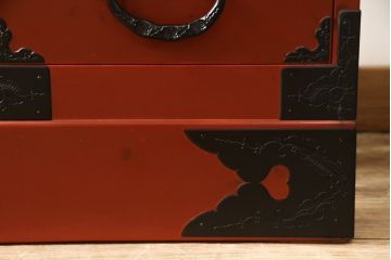 和製ビンテージ　美品　漆塗り　朱塗り　中桐　黒い金具とのコントラストが鮮明な仙台箪笥(定価約100万円)(引き出し、収納箪笥、和箪笥、整理タンス、チェスト、ヴィンテージ)(R-059023)