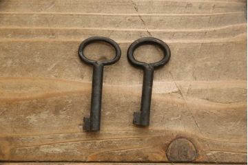 和製ビンテージ　美品　漆塗り　朱塗り　中桐　黒い金具とのコントラストが鮮明な仙台箪笥(定価約100万円)(引き出し、収納箪笥、和箪笥、整理タンス、チェスト、ヴィンテージ)(R-059023)
