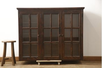 中古　北海道民芸家具　脚または台輪付きリメイク!　シックな大人空間を演出してくれるキャビネット(食器棚、カップボード、収納棚、戸棚、本箱、ブックケース、サイドボード、サイドキャビネット、店舗什器)(R-059033)