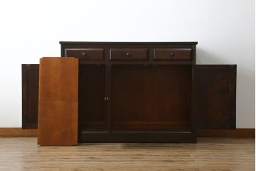 中古　北海道民芸家具　天板リメイク・ヒノキ天板　上品な佇まいが落ち着きのある雰囲気を高めるサイドボード(収納棚、戸棚、食器棚、サイドキャビネット)(R-059034)