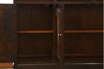 中古　北海道民芸家具　天板リメイク・ヒノキ天板　上品な佇まいが落ち着きのある雰囲気を高めるサイドボード(収納棚、戸棚、食器棚、サイドキャビネット)(R-059034)