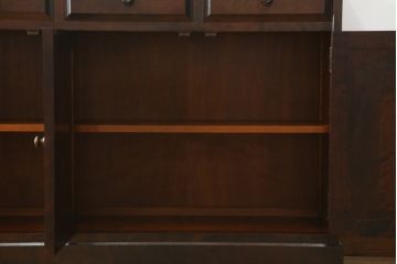 中古　北海道民芸家具　天板リメイク・ヒノキ天板　上品な佇まいが落ち着きのある雰囲気を高めるサイドボード(収納棚、戸棚、食器棚、サイドキャビネット)(R-059034)