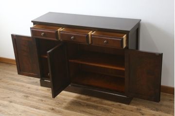 中古　北海道民芸家具　天板リメイク・ヒノキ天板　上品な佇まいが落ち着きのある雰囲気を高めるサイドボード(収納棚、戸棚、食器棚、サイドキャビネット)(R-059034)