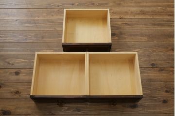 中古　北海道民芸家具　天板リメイク・ヒノキ天板　上品な佇まいが落ち着きのある雰囲気を高めるサイドボード(収納棚、戸棚、食器棚、サイドキャビネット)(R-059034)