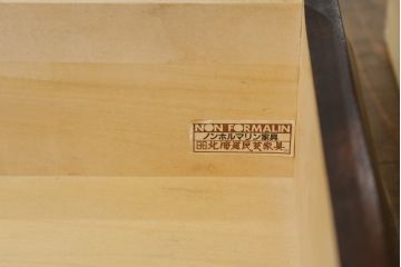 中古　北海道民芸家具　天板リメイク・ヒノキ天板　上品な佇まいが落ち着きのある雰囲気を高めるサイドボード(収納棚、戸棚、食器棚、サイドキャビネット)(R-059034)