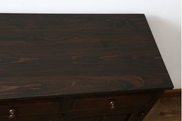 中古　北海道民芸家具　天板リメイク・ヒノキ天板　上品な佇まいが落ち着きのある雰囲気を高めるサイドボード(収納棚、戸棚、食器棚、サイドキャビネット)(R-059034)