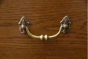 中古　美品　特注品　カリモク家具(karimoku)　domani(ドマーニ)　QUEENS　LIFE(クイーンズライフ)　上品でクラシカルな雰囲気が魅力のドロワーチェスト(引き出し、収納たんす、衣装タンス)(R-059038)