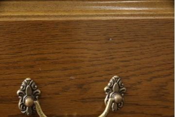 中古　美品　特注品　カリモク家具(karimoku)　domani(ドマーニ)　QUEENS　LIFE(クイーンズライフ)　上品でクラシカルな雰囲気が魅力のドロワーチェスト(引き出し、収納たんす、衣装タンス)(R-059038)