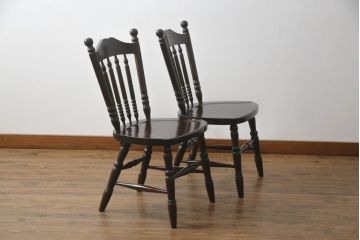 中古　美品　北海道民芸家具　クラシカルな雰囲気を醸し出すダイニングチェア2脚セット(椅子、板座チェア)(R-059046)
