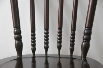 中古　美品　北海道民芸家具　クラシカルな雰囲気を醸し出すダイニングチェア2脚セット(椅子、板座チェア)(R-059046)