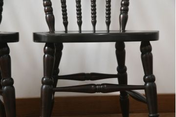 中古　美品　北海道民芸家具　クラシカルな雰囲気を醸し出すダイニングチェア2脚セット(椅子、板座チェア)(R-059046)