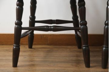 中古　美品　北海道民芸家具　クラシカルな雰囲気を醸し出すダイニングチェア2脚セット(椅子、板座チェア)(R-059046)
