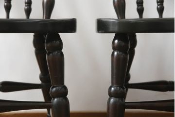 中古　美品　北海道民芸家具　クラシカルな雰囲気を醸し出すダイニングチェア2脚セット(椅子、板座チェア)(R-059046)