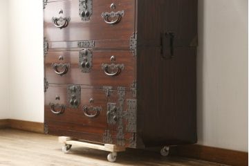 和製アンティーク　超美品　前面栗材　鶴と亀の金具が特徴的な二本松箪笥(重ね箪笥、和タンス、時代箪笥、衣装箪笥)(R-059053)