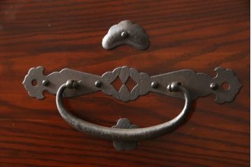 和製アンティーク　超美品　前面栗材　鶴と亀の金具が特徴的な二本松箪笥(重ね箪笥、和タンス、時代箪笥、衣装箪笥)(R-059053)