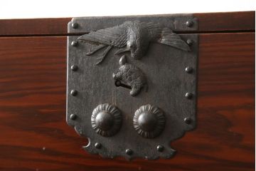 和製アンティーク　超美品　前面栗材　鶴と亀の金具が特徴的な二本松箪笥(重ね箪笥、和タンス、時代箪笥、衣装箪笥)(R-059053)