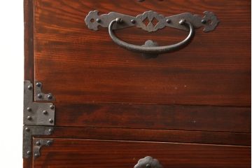 和製アンティーク　超美品　前面栗材　鶴と亀の金具が特徴的な二本松箪笥(重ね箪笥、和タンス、時代箪笥、衣装箪笥)(R-059053)
