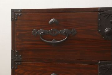 和製アンティーク　超美品　前面栗材　鶴と亀の金具が特徴的な二本松箪笥・上段(重ね箪笥、和タンス、時代箪笥、衣装箪笥)(R-059054)