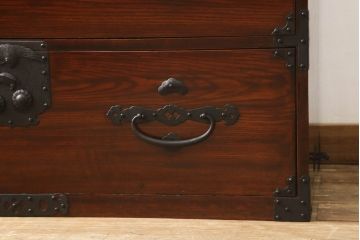 和製アンティーク　超美品　前面栗材　鶴と亀の金具が特徴的な二本松箪笥・上段(重ね箪笥、和タンス、時代箪笥、衣装箪笥)(R-059054)