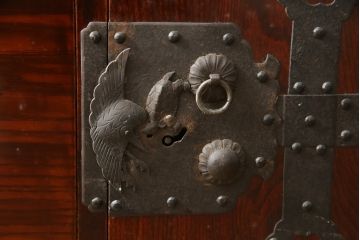 和製アンティーク　超美品　前面栗材　鶴と亀の金具が特徴的な二本松箪笥・下段(重ね箪笥、和タンス、時代箪笥、衣装箪笥)(R-059055)