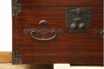 和製アンティーク　超美品　前面栗材　鶴と亀の金具が特徴的な二本松箪笥・下段(重ね箪笥、和タンス、時代箪笥、衣装箪笥)(R-059055)