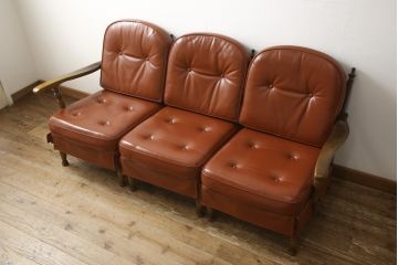 中古　美品　特注品　希少な本革　飛騨産業　キツツキ　穂高シリーズ　クラシカルな佇まいが魅力的なレザー3人掛けソファ(三人掛け、3P、アームソファ)(R-059056)