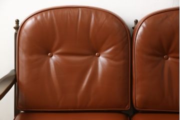 中古　美品　特注品　希少な本革　飛騨産業　キツツキ　穂高シリーズ　クラシカルな佇まいが魅力的なレザー3人掛けソファ(三人掛け、3P、アームソファ)(R-059056)